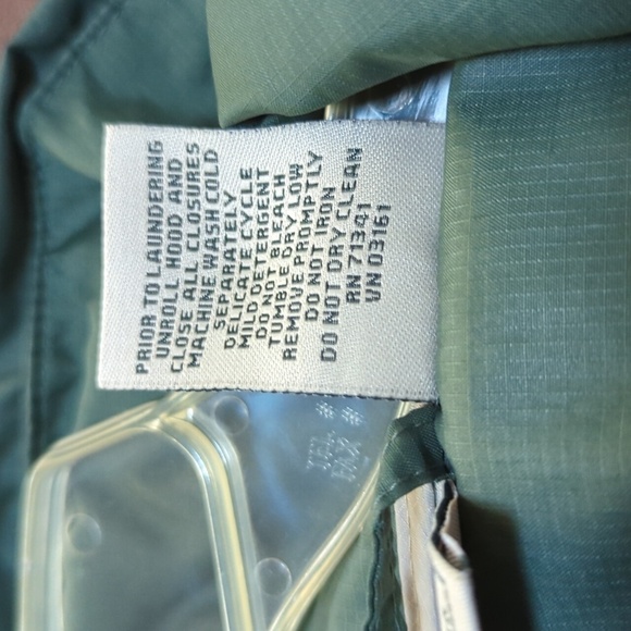 L.L. Bean Men's Olive Green Windbreaker w/Hood Size Large; with Embroidery - Picture 8 of 8